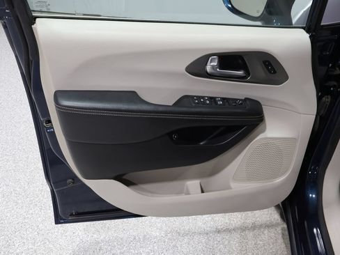 Used 2021 Chrysler Pacifica Touring-L FWD image 13