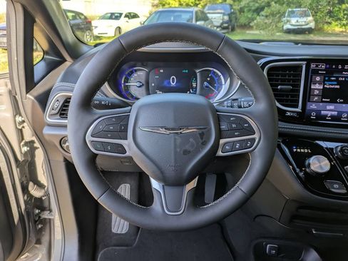 Used 2025 Chrysler Pacifica Select FWD image 29