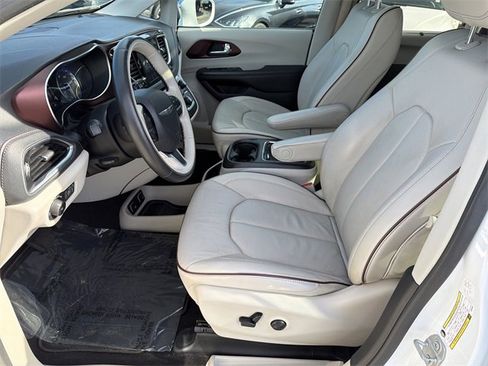 Used 2020 Chrysler Pacifica Limited image 9