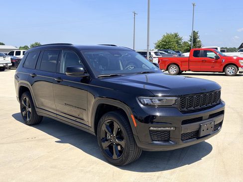 Used 2023 Jeep Grand Cherokee L Limited w/ Black Appearance Package AWD/4WD image 2