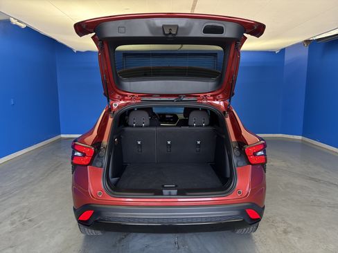 Used 2024 Chevrolet Trax RS FWD image 25