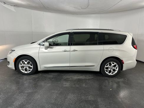 Used 2020 Chrysler Pacifica Touring-L w/ Tire & Wheel Group image 5