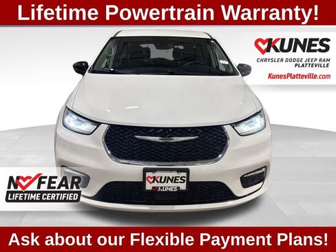 Used 2024 Chrysler Pacifica Touring-L image 4