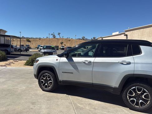 Used 2024 Jeep Compass Trailhawk AWD/4WD image 11