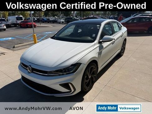 Used 2025 Volkswagen Jetta SE w/ Sunroof Package FWD image 3