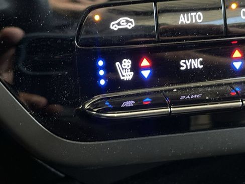 Used 2022 Buick Envision Avenir w/ Technology Package II AWD/4WD image 41