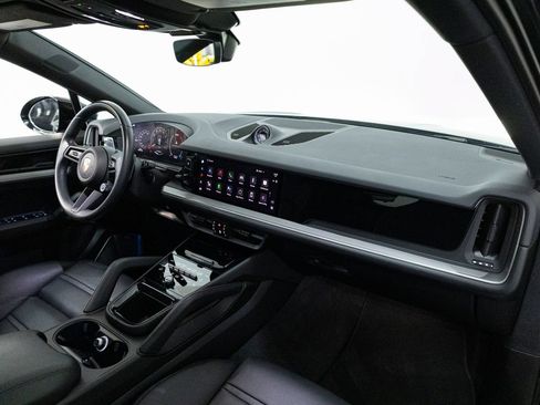 Certified 2025 Porsche Cayenne S AWD/4WD image 38