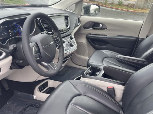 Used 2023 Chrysler Pacifica Touring-L FWD image 11