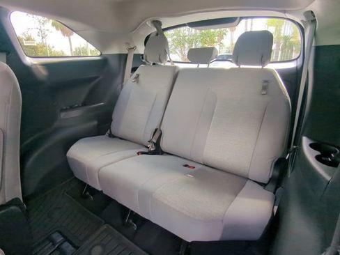 Used 2025 Toyota Sienna LE FWD image 15