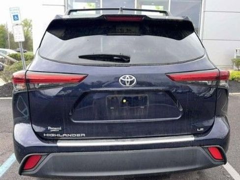 Used 2023 Toyota Highlander LE FWD image 3