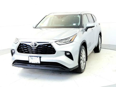 Used 2024 Toyota Highlander Platinum AWD/4WD image 2