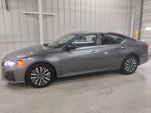 Used 2024 Nissan Altima 2.5 SV image 2