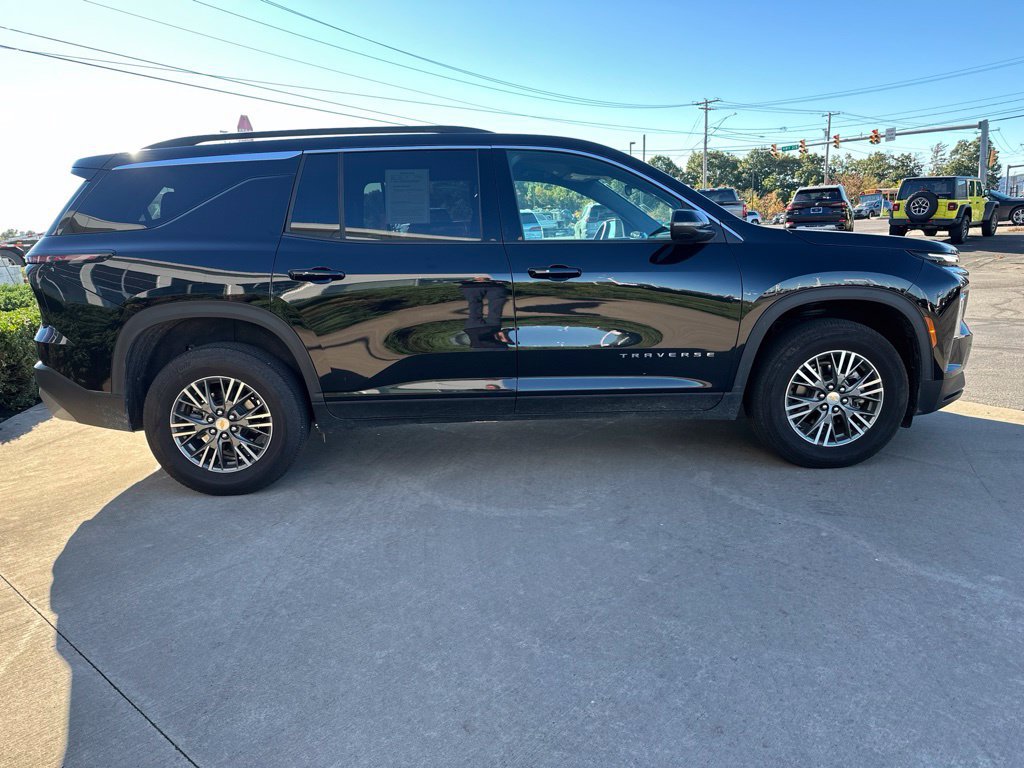 Used 2026 Chevrolet Traverse LT AWD/4WD image 4
