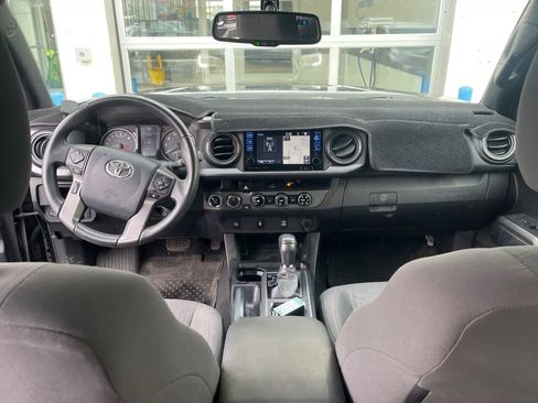 Used 2017 Toyota Tacoma TRD Off-Road image 3