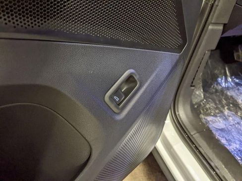 New 2026 Volkswagen Tiguan SE image 9