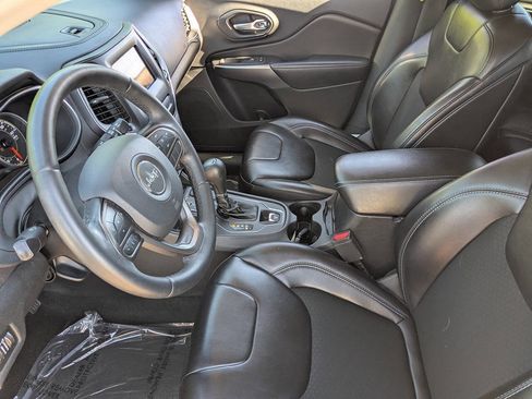 Used 2019 Jeep Cherokee Latitude Plus image 19