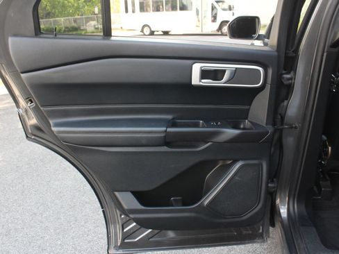 Used 2020 Ford Explorer XLT w/ Equipment Group 202A AWD/4WD image 20