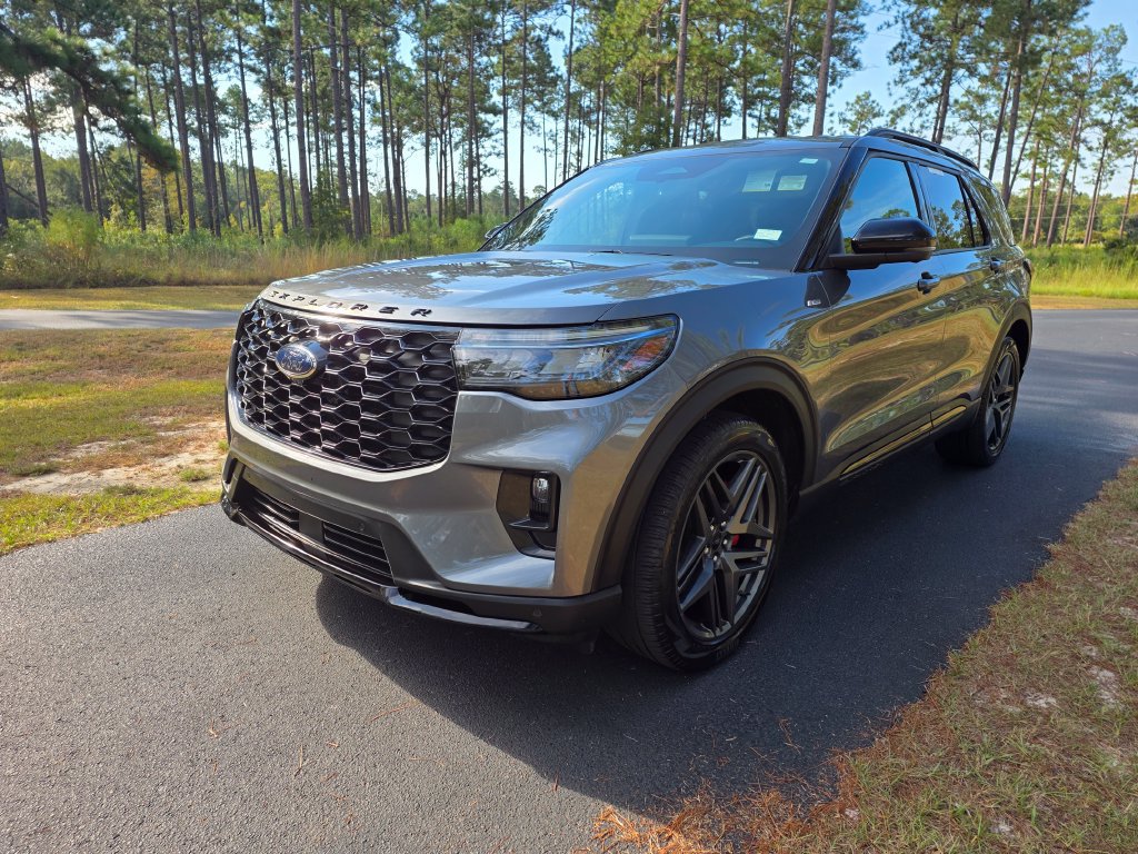 Used 2025 Ford Explorer ST-Line w/ Premium Package RWD image 1