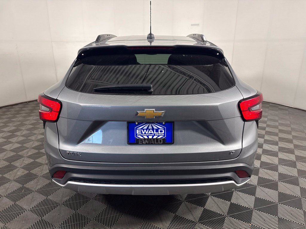 Used 2025 Chevrolet Trax LT FWD image 8