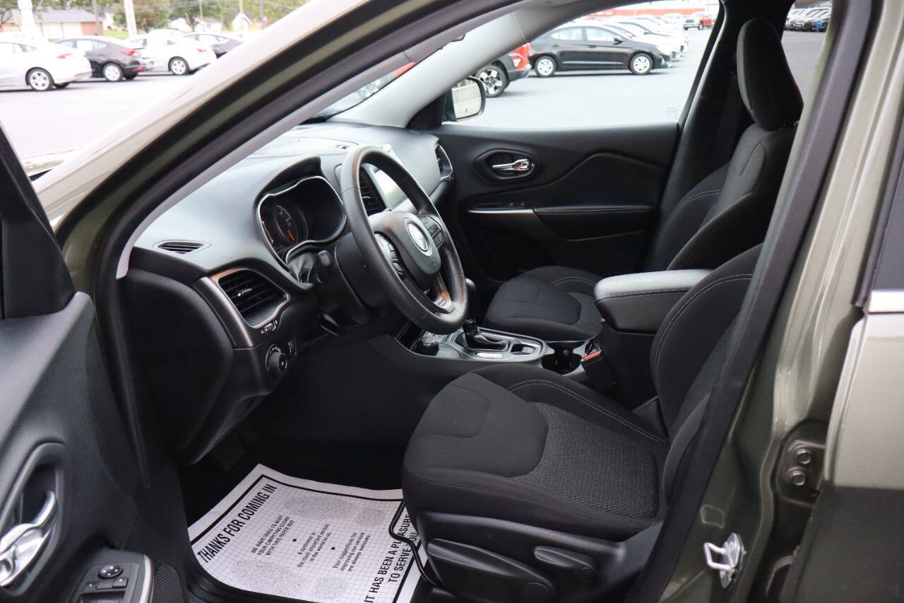 Used 2019 Jeep Cherokee Latitude w/ Popular Appearance Group AWD/4WD image 6