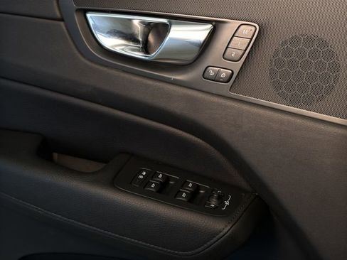 Used 2020 Volvo XC60 T5 Momentum image 14