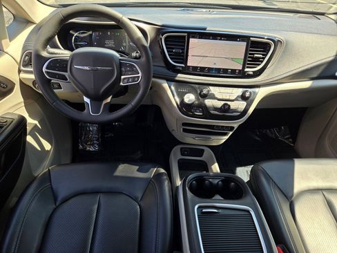 Used 2024 Chrysler Pacifica Limited FWD image 19