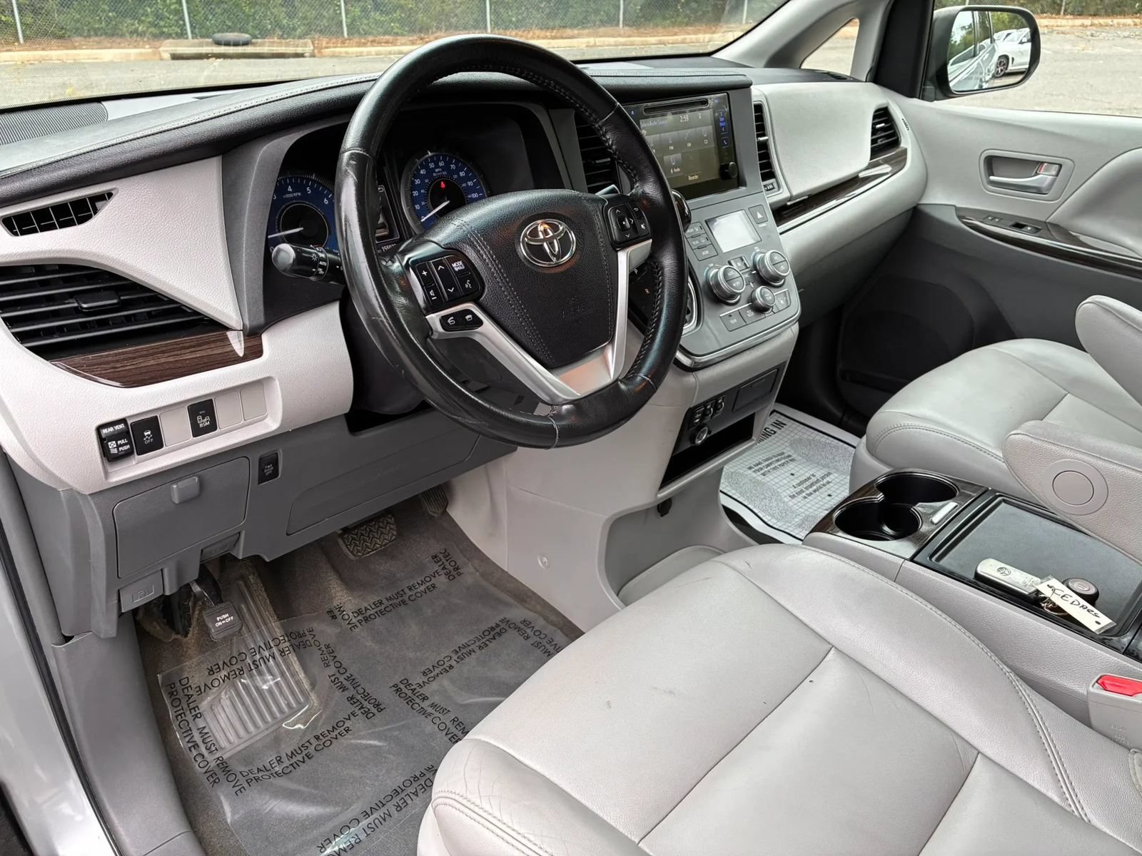 Used 2015 Toyota Sienna XLE FWD image 19