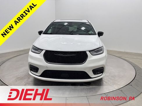 Used 2023 Chrysler Pacifica Limited w/ S Appearance Package image 2