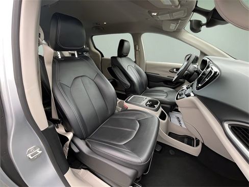 Used 2024 Chrysler Pacifica Touring-L image 36