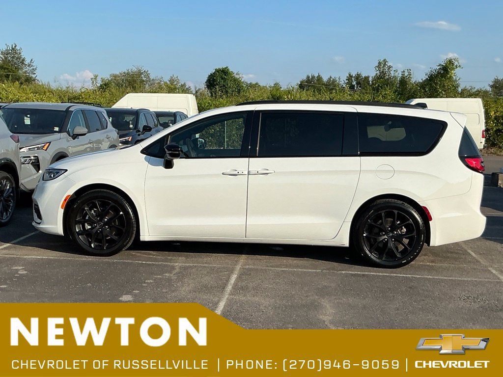 Used 2025 Chrysler Pacifica Limited FWD image 3