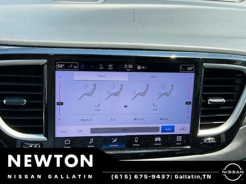 Used 2023 Chrysler Pacifica Touring-L FWD image 18