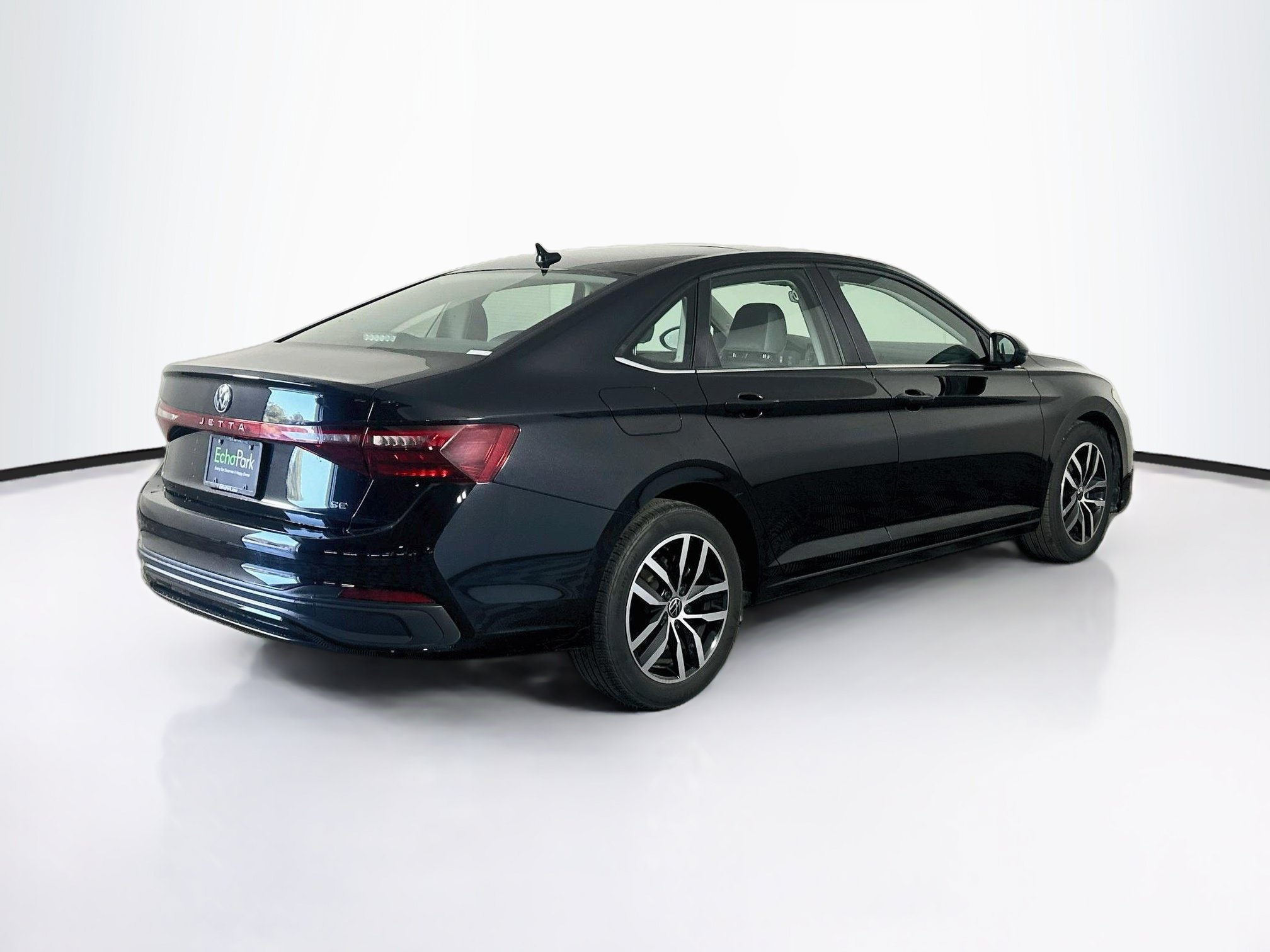 Used 2025 Volkswagen Jetta SE FWD image 9
