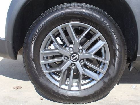 Used 2024 Nissan Rogue S image 8