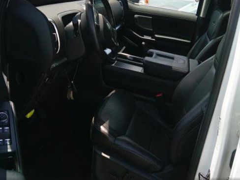 Used 2025 Ford Expedition Platinum w/ Driver's Package AWD/4WD image 9