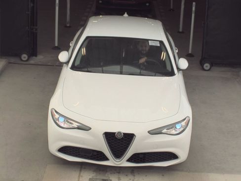 Used 2018 Alfa Romeo Giulia Base image 2