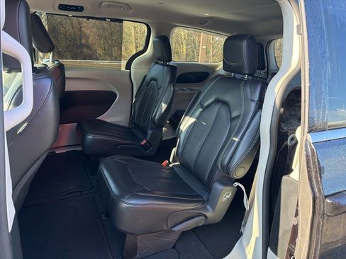 Used 2024 Chrysler Pacifica Touring-L image 10