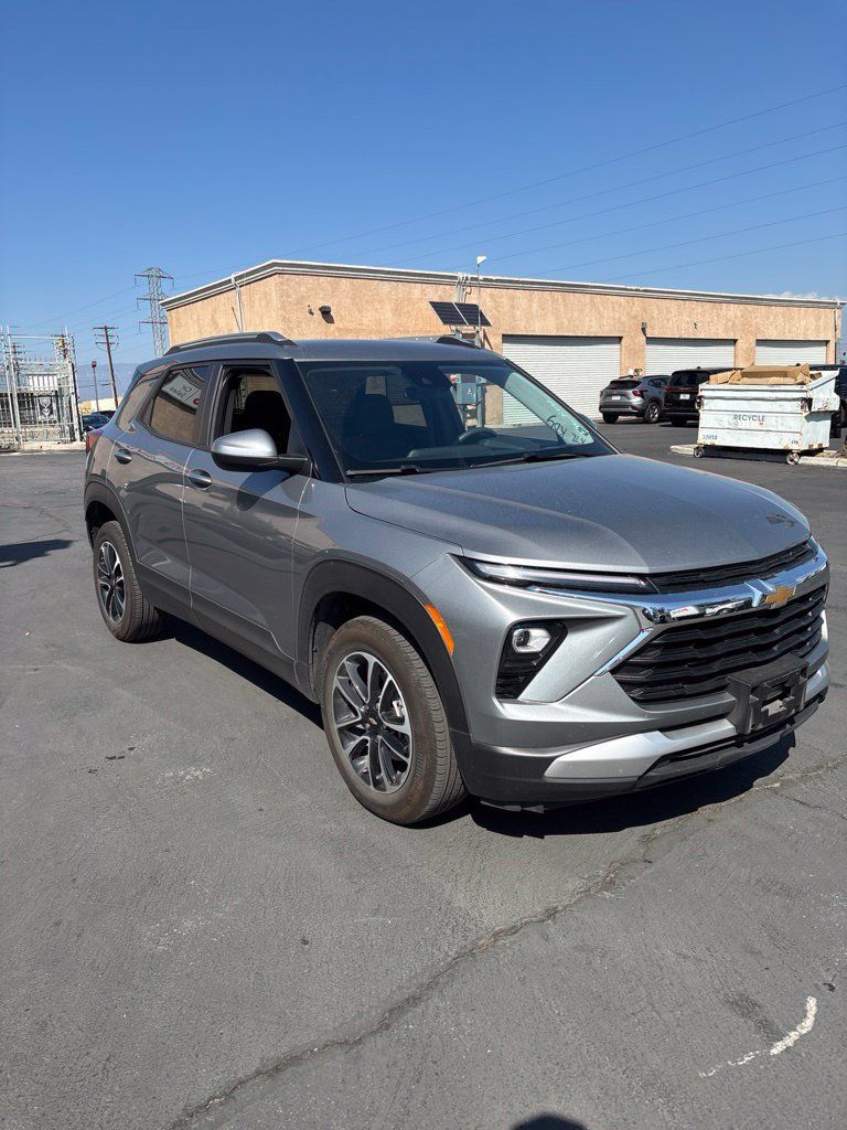 Used 2025 Chevrolet TrailBlazer LT AWD/4WD image 3