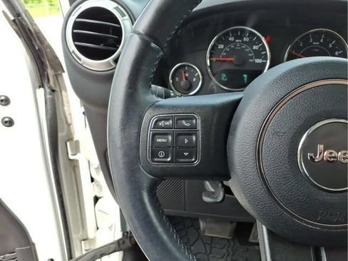 Used 2018 Jeep Wrangler Unlimited Sahara w/ Connectivity Group AWD/4WD image 22