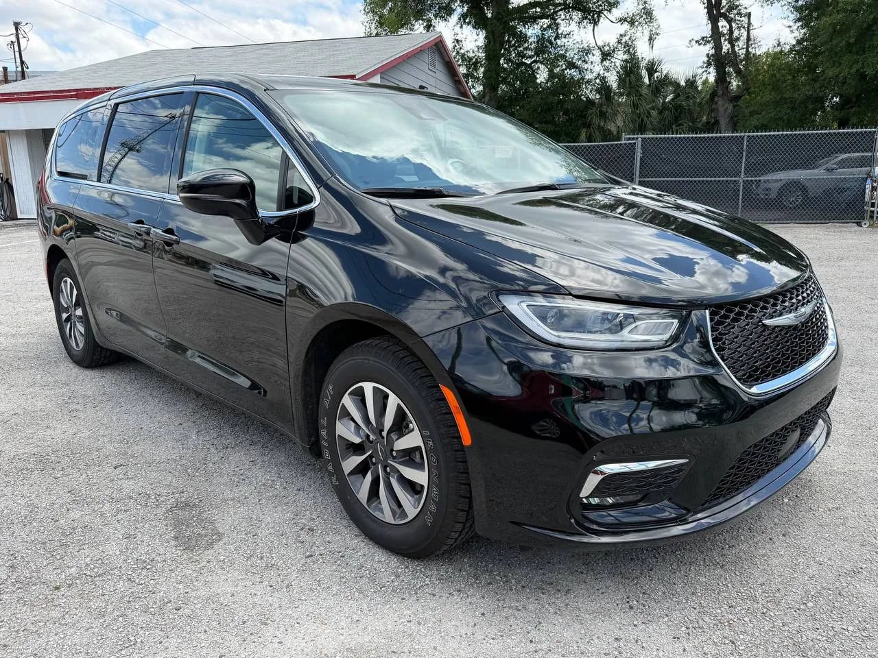 Used 2024 Chrysler Pacifica Limited FWD image 2