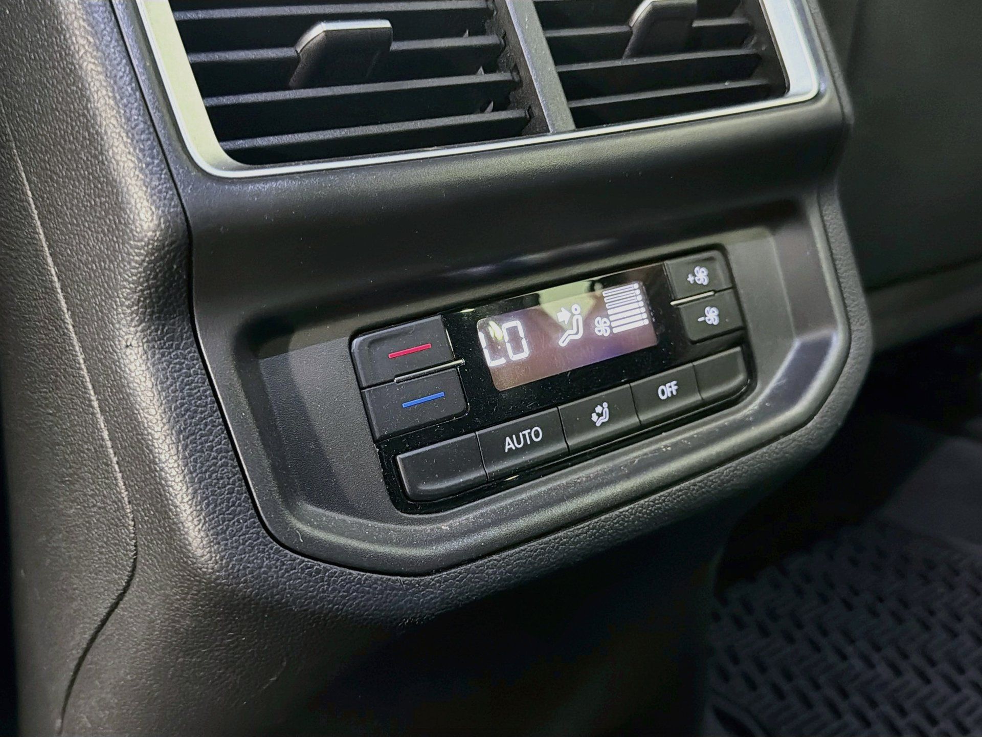 Used 2024 Volkswagen Atlas SE w/ Black Wheel Package FWD image 24