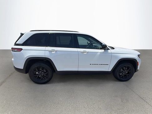 Used 2024 Jeep Grand Cherokee Altitude AWD/4WD image 3