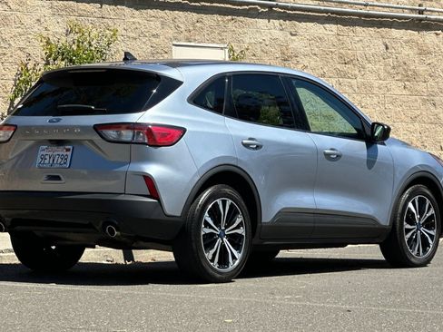 Certified 2022 Ford Escape SE w/ SE Sport Appearance Package FWD image 3