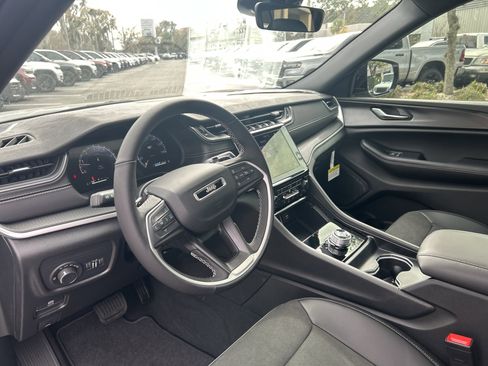 New 2025 Jeep Grand Cherokee Altitude image 17