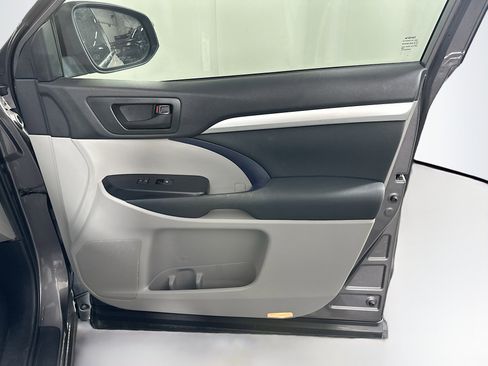 Used 2019 Toyota Highlander LE image 31