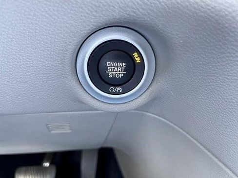 Used 2024 Chrysler Pacifica Touring-L FWD image 20