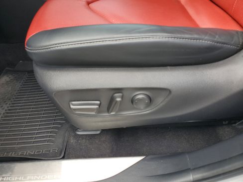 Used 2023 Toyota Highlander XSE image 11