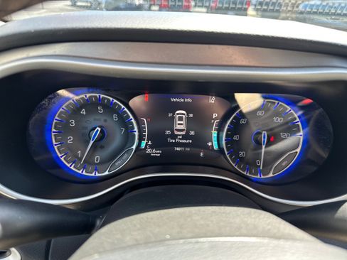 Used 2023 Chrysler Pacifica Touring-L FWD image 17