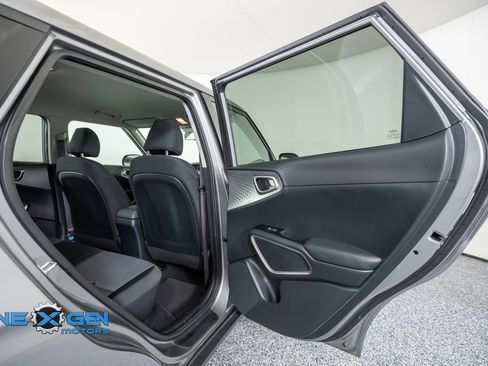 Used 2025 Kia Soul LX w/ LX Technology Package FWD image 33