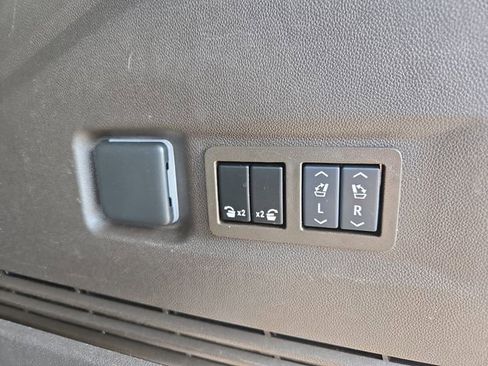 Used 2024 GMC Yukon XL Denali AWD/4WD image 34