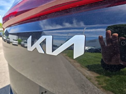 Used 2025 Kia Carnival EX FWD image 11